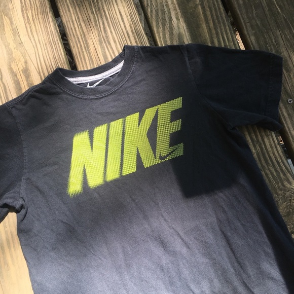 Boys Nike tee - Picture 2 of 3